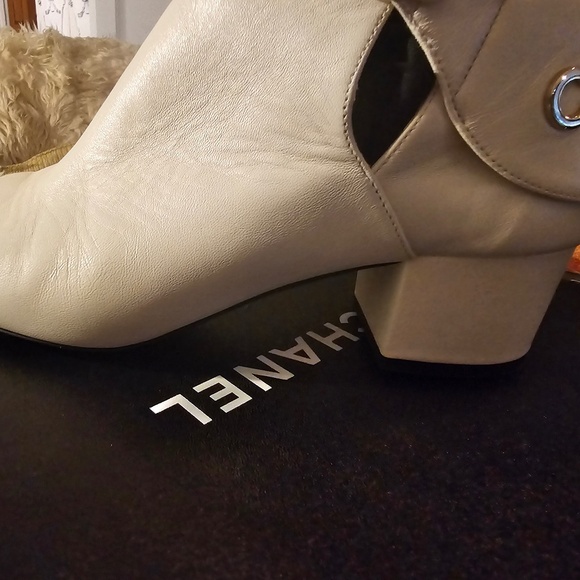 Chanel Ankle Boot Ivory/Black worn once 1575 new. 2022 year - Picture 7 of 16